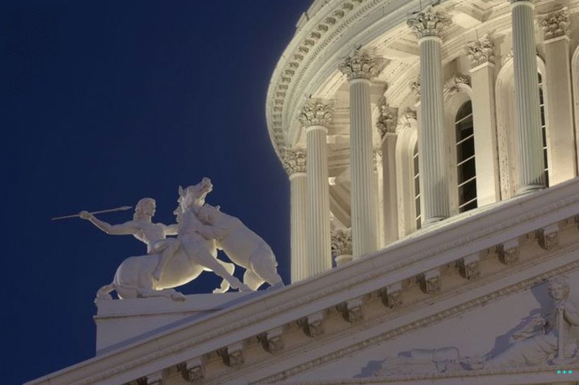 Una vista nocturna del edificio del Capitolio del Estado de California en Sacramento