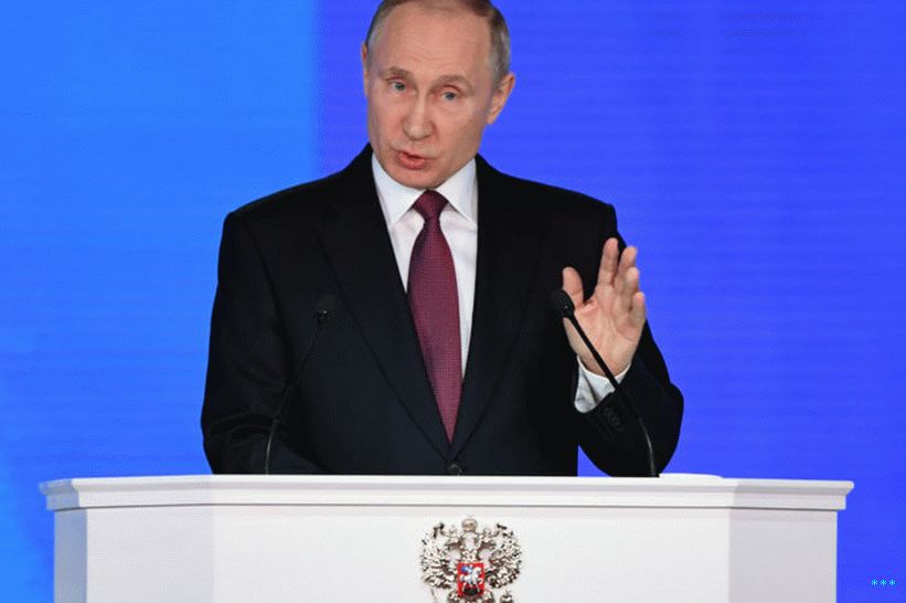 El presidente ruso Vladimir Putin se dirige a la Asamblea Federal en el centro de exposiciones Manezh de Moscú el 1 de marzo de 2018. Un unció una gran cantidad de nuevas armas estratégicas que desafían las defensas de misiles balísticos de Estados Unidos