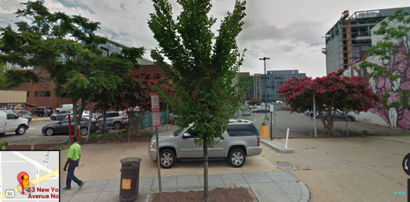 Una vista del estacionamiento The Boring Company tiene permisos para desenterrar (parcialmente oscurecido por un árbol, el estacionamiento a la izquierda es para McDonald's). A la derecha hay un mural que el editor local de autos Jonathan Gitlin espera que no sea destruido 